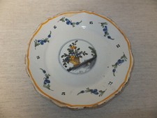 XVIII°  ASSIETTE EN FAIENCE LA TRONCHE ? NEVERS ?  AU PANIER FLEURI SIGNÉE "T"