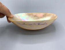 Ancien gobelet en nacre gravé "Souvenir de Lourdes" – objet religieux ancien 