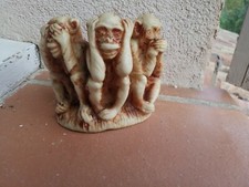 3 SINGES DE LA SAGESSE . PAS VOIR PARLER ENTENDRE EN RESINE . Haut 10cm x 12cm