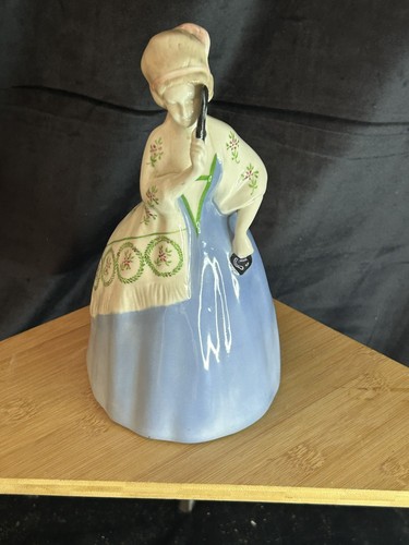 Ancienne statuette élégante - ancienne,
