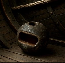 Boule de bowling ancienne en bois et métal riveté – Objet vintage