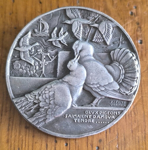 Broche médaille deux - deux, pigeons