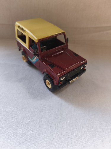 Voiture miniature land rover