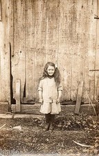 BJ077 Vintage Photo Card RPPC Child Fashion Fashion Wall Wood Fence