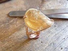 Bague pièce or 9 carats cintrée 20 Francs Napoléon laurée sur monture griffée