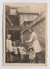 Fratrie enfants poupée