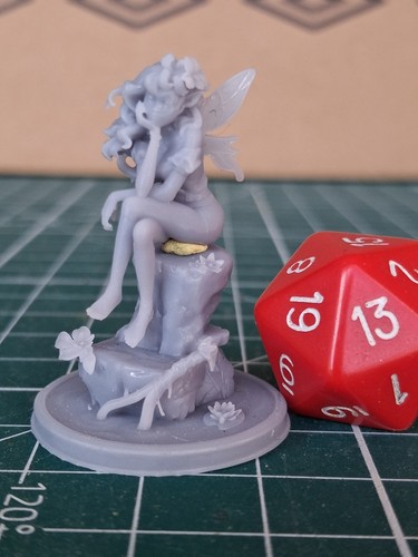 Mini figurine fée assise sur