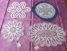 4 magnifiques napperons en DENTELLE faite aux FUSEAUX