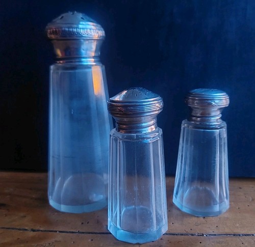 Trois saupoudreuses salières - trois,