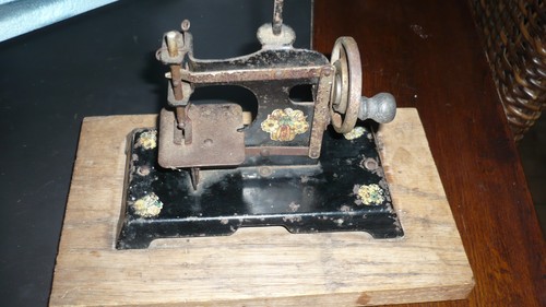Petite machine coudre - petite,