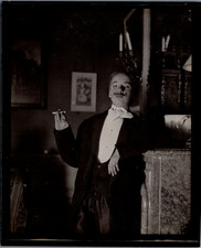 Garçon en costume d'adulte