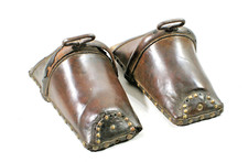 PAIRE D'ANCIENS ETRIERS, cuir