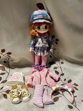 KIKIPOP ! Ensemble de poupées - tenue par défaut + vêtements d'écolière préca...