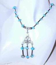 Collier de perles fines bleues