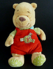 V8. PELUCHE DOUDOU DISNEY BABY OURS WINNIE SALOPETTE ROUGE VERT OISEAU 23cm - BE