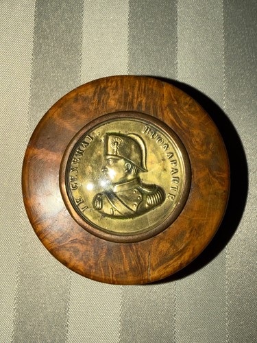 Boîte ronde ornée une - boîte, d’une