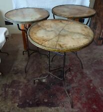 3 TABLES BAR DE TERRASSE ANCIENNES. FER, LAITON, MARBRE. ESPAGNE. FIN DU 19E