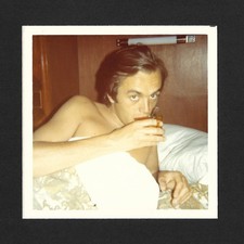 Jeune homme boit thé café