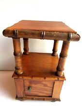 Jouet, Meuble de poupée 1900, chevet carré en pitchpin avec une porte basse