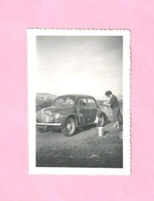 PHOTOGRAPHIE - PHOTO - MADAME , LA RENAULT 4 CV et L'OPERATION LAVAGE !