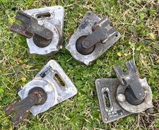 Lot  4 pieds ou mains de rails