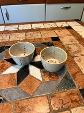 LOT DE 2 ANCIENS MOULES   EGOUTTOIRS  A  FAISSELLE EN GRES  VERNISSE  ECRU