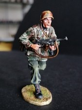 FIRST LEGION - RETIRED / RARE -NOR030 - German Fallschirmjager Running with MP40
