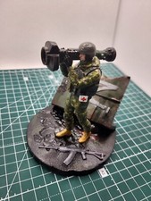 Soldat ukrainien avec javelot et support. Guerre en Ukraine