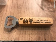 OUVRE BOUTEILLE OM-GRAVURE-