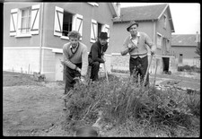 Portrait hommes jardin travaux