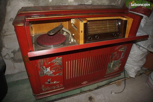 Meuble chinois laqué radio - , et