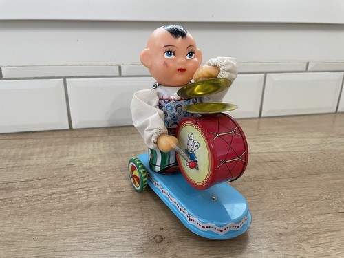 Enfant joue musique - de,