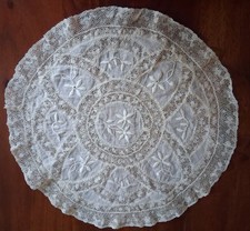 Napperon ancien XIXème en dentelles fines brodé main coloris ivoire