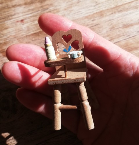 Chaise haute bébé miniature