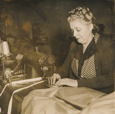 PARIS c. 1950 - Ouvrière