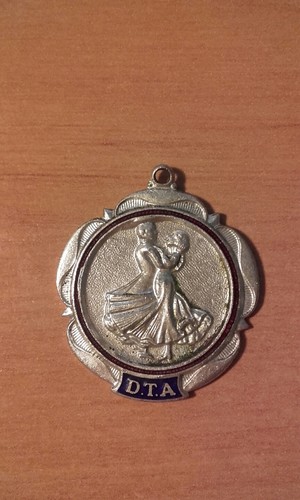 Mon 1223 medalla - de, baile