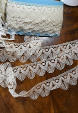DENTELLE  ANCIENNE - AUX FUSEAUX - délicate bordure fait main - 12.5 mètres
