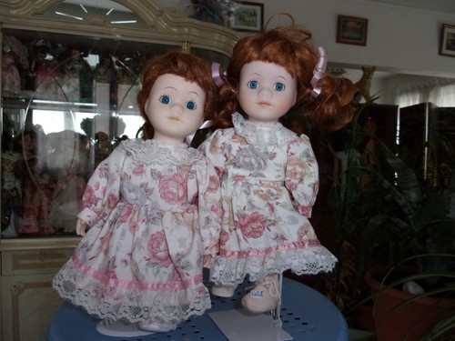 Petites poupees jumelles - petites, en