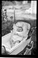 Enfant bébé dans son landau