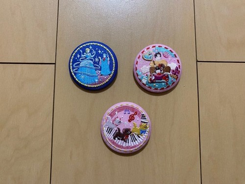 Disney broderie tin badge lot