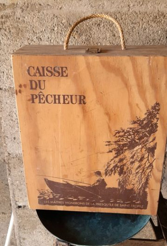 Caisse publicitaire vins en - à,