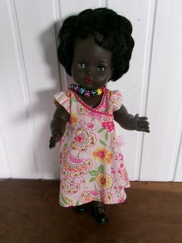 Vintage poupée noire rigide