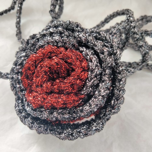 Collier pendentif fleur - , au