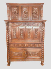 buffet renaissance en chêne massif  finement moulurées sculptée  . XVIII siècle.