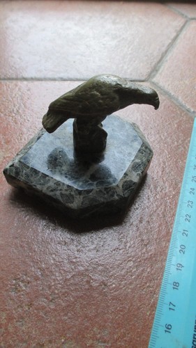 Petit aigle bronze sur - petit,