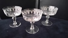 3 Coupes à champagne en cristal Décor guilloché