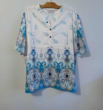 Blouse bleue et blanche