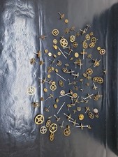 gros lots d engrenages  pièces d horloge pendule fond d atelier horloger