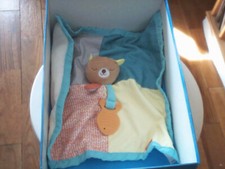 DOUDOU 4829 / PLAT OURS SUR GRAND CARRE "SKIP HOP" BRUN/JAUNE/VERT/ROUGE....