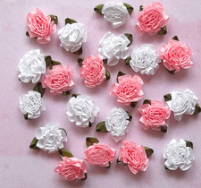 Fleurs en satin roses ou